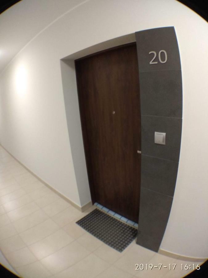 1120 Smialego 41 - Tanie Pokoje W Apartamencie - Samodzielne Zameldowanie - Self Check In Poznan Exterior photo